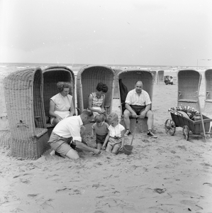 841945 Afbeelding van de families De Jong en Van Savoijen in strandstoelen op het strand bij Wijk aan Zee.